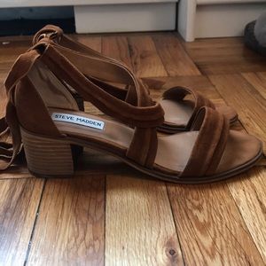 Steve Madden sandals w small heel